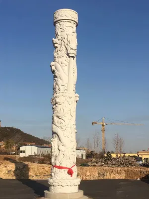 Lebensgroße dekorative Skulptur aus geschnitztem Stein oder Granit für den Außenbereich